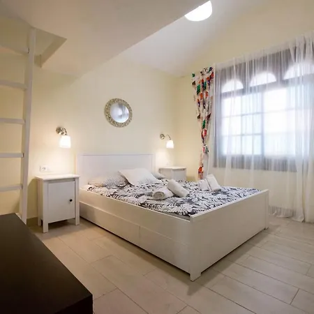 Апартаменты Book Jet - Premium Pool View & Wifi